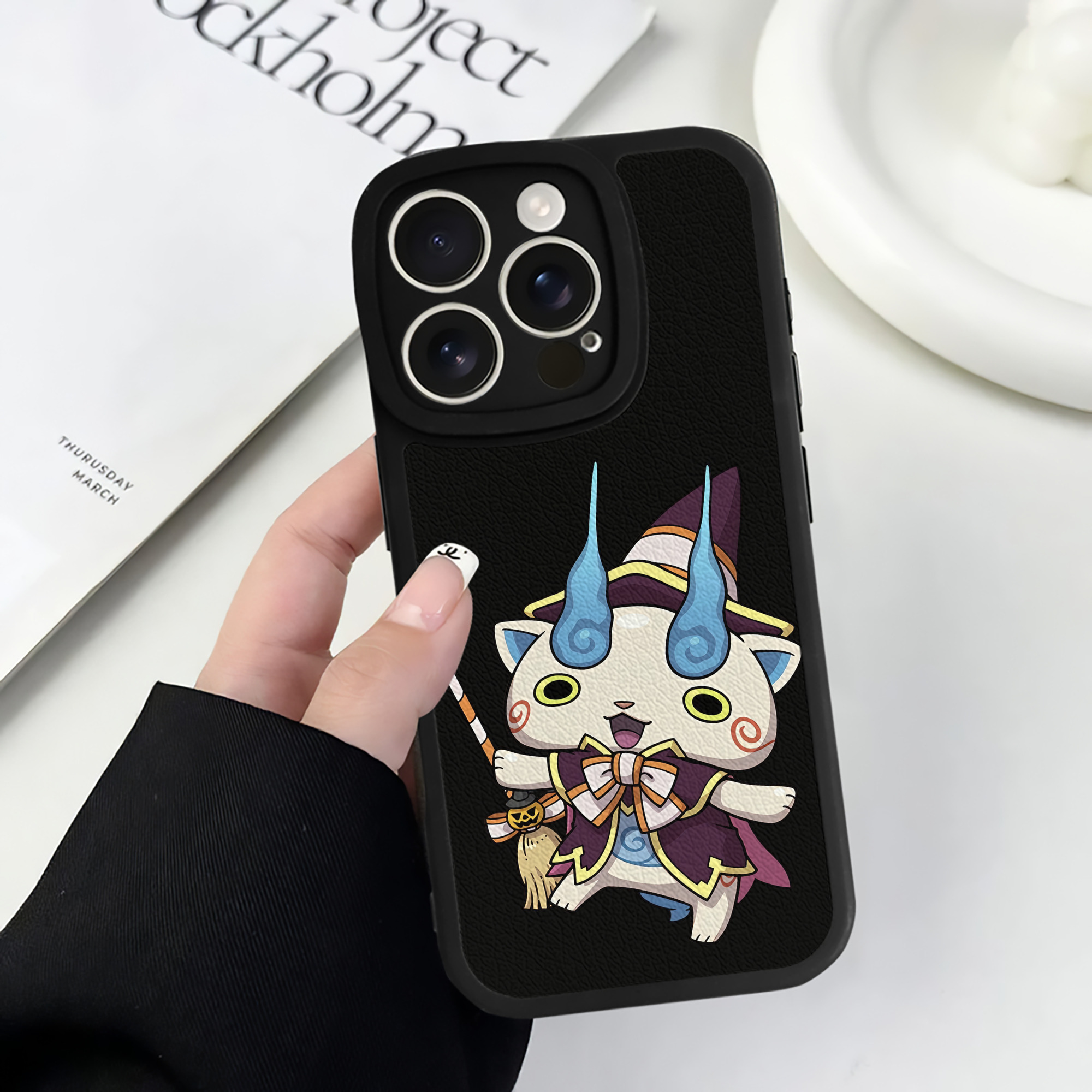 （画像用） 妖怪ウォッチ Yo-kai Watch 【iPhone 16シリーズ対応】シリコンスマホケース（レザー調） 材質：シリコン